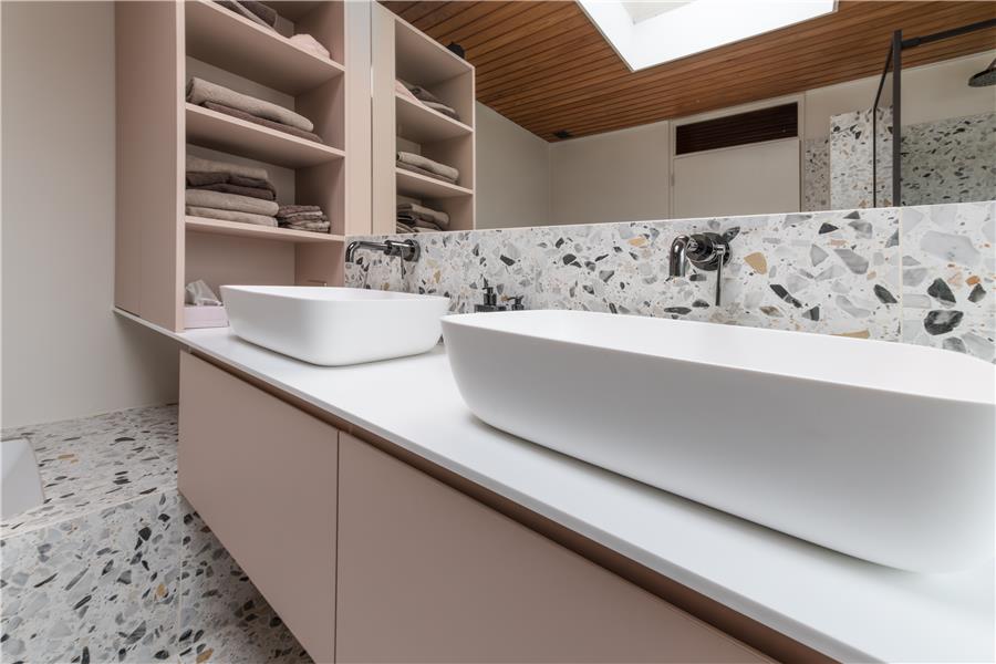 Badkamer op maat in moderne stijl met maatwerk kast en wastafel